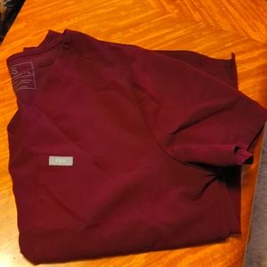 Wine colored figs scrub top XL
